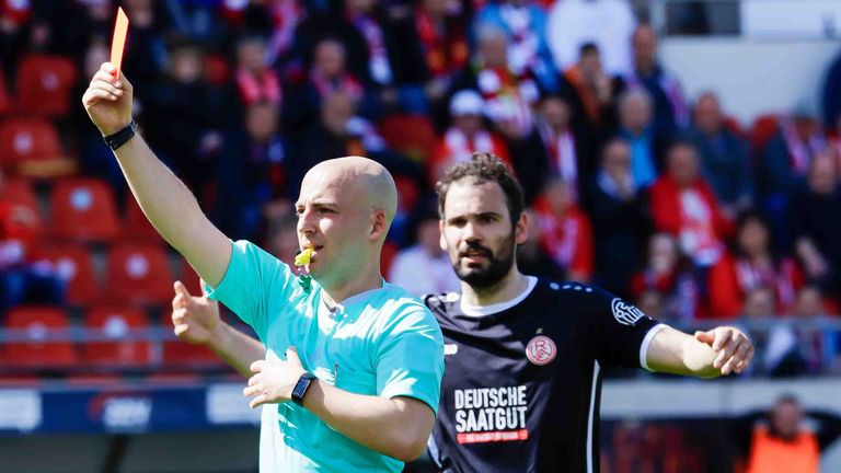 Schiedsrichter Nicolas Winter wird bei der Partie zwischen FSV Zwickau und Rot-Weiss Essen durch einen Bierwurf getroffen.