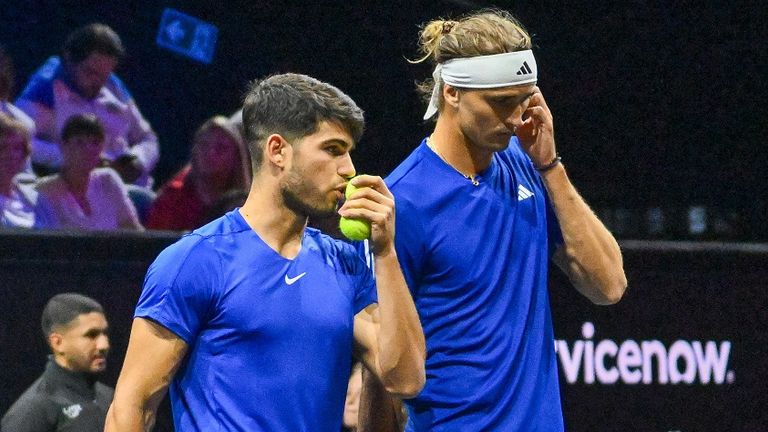 Alexander Zverev (r.) und Carlos Alcaraz haben ihr Doppel verloren.