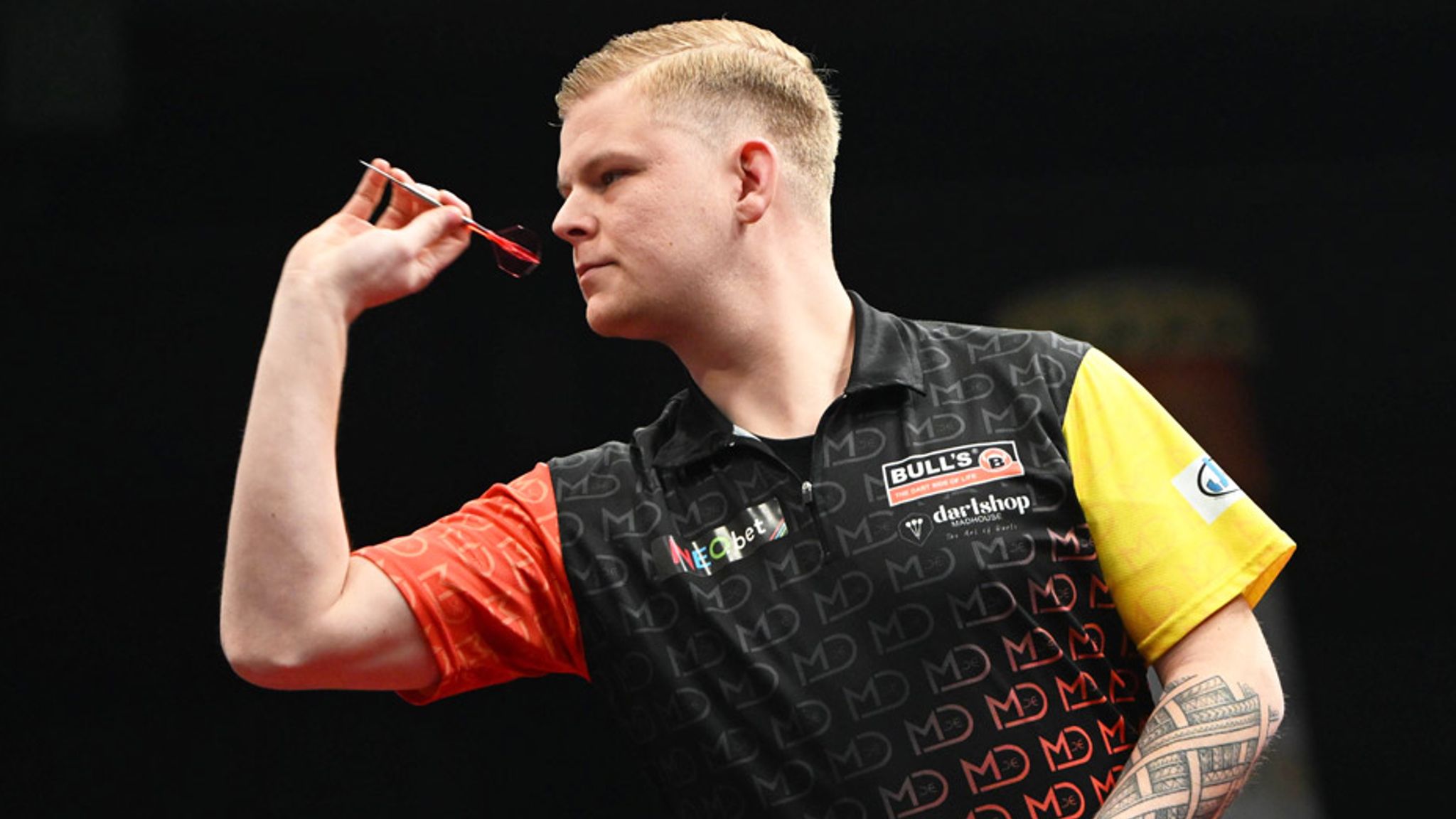 Luke Littler besiegt Ian White bei der DartsWM 2025 Mehr Sport News