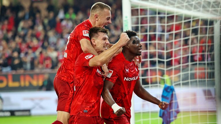 Die FCK-Spieler um Torschütze Ragnar Ache bejubeln den 1:0 Führungstreffer.