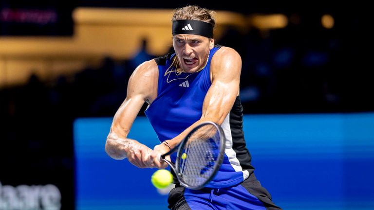 Alexander Zverev schlägt beim Mastersturnier in Paris auf. 