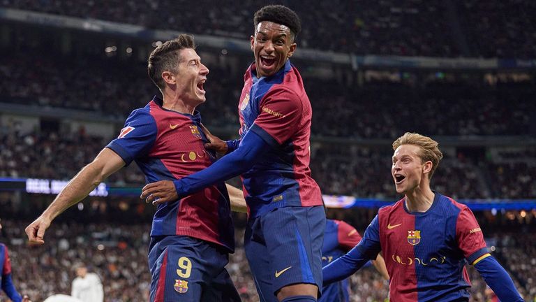 Barcelonas Matchwinner Robert Lewandowski (l.) jubelt 