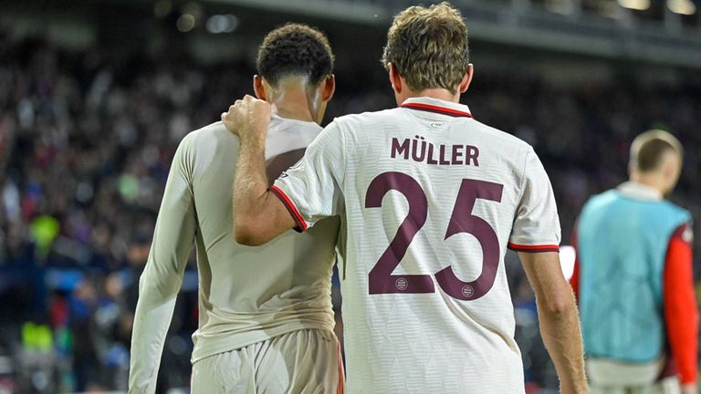 Der FC Bayern um Jamal Musiala (l.) und Thomas Müller (r.) ist in der Champions League auf Platz 23 abgerutscht.