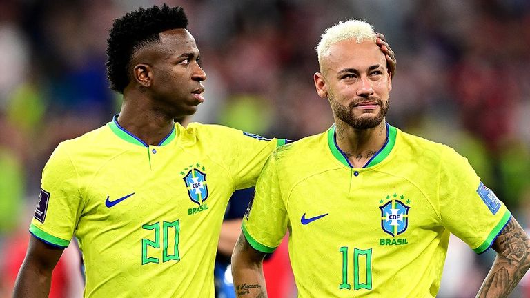 Vinicius (l.) tröstet seinen weinenden brasilianischen Teamkollegen Neymar.