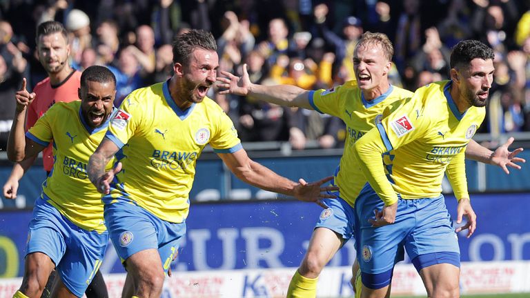 Eintracht Braunschweig jubelt im Derby.