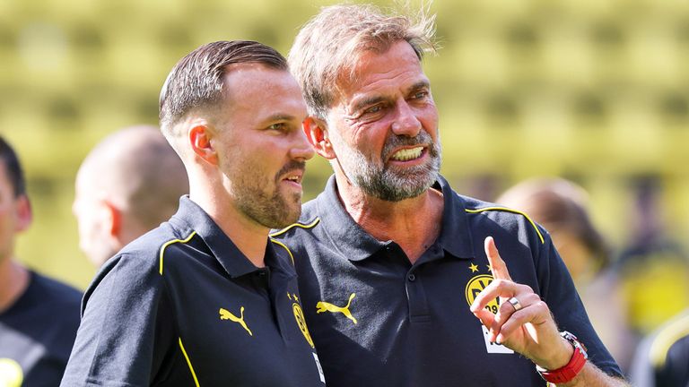 Jürgen Klopp (r.). im Gespräch mit Kevin Großkreutz.