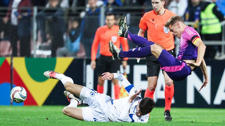 Joshua Kimmich (rechts) musste in Bosnien ordentlich einstecken.