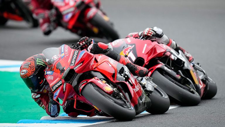 Francesco Bagnaia (vorne) gewinnt den Japan-Sprint.