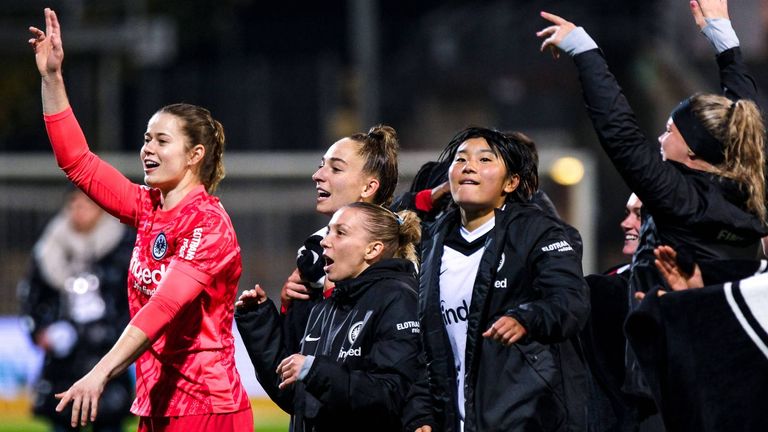 Die Frauen der SGE übernehmen nach dem 6:0 gegen Freiburg die Tabellenführung.