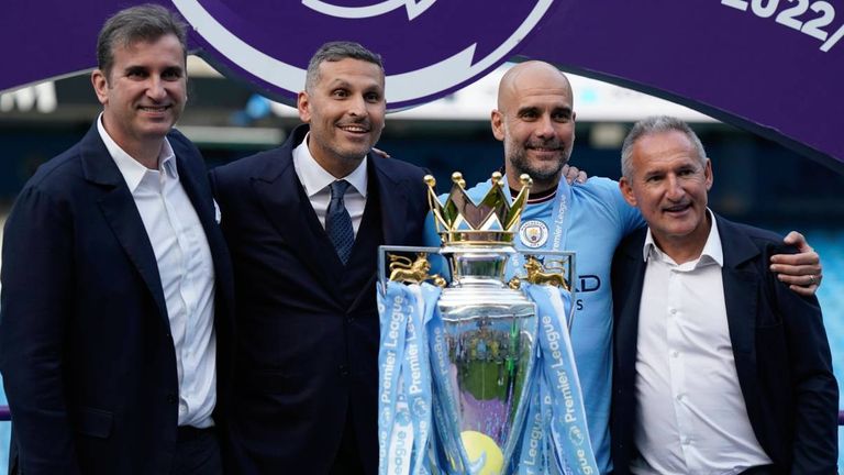 Sportdirektor Txiki Begiristain (r.) verlässt Manchester City zum Saisonende.