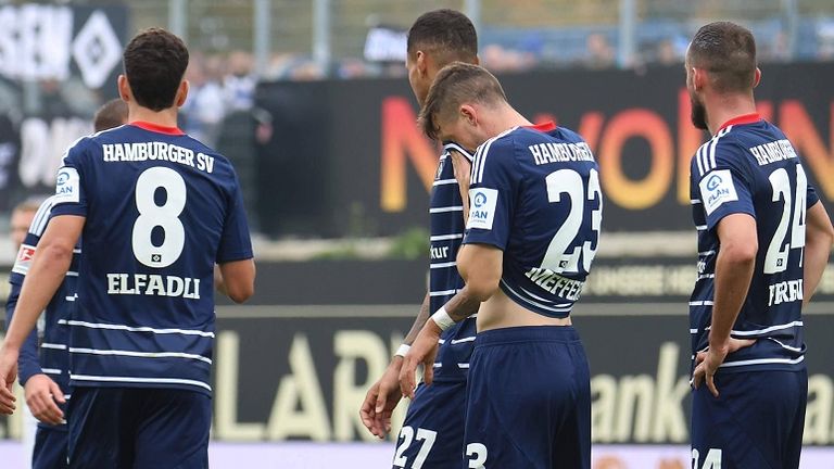 Die Spieler des Hamburger SV mit hängenden Köpfen.