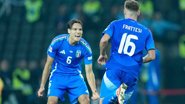 Davide Frattesi feiert mit Samuele Ricci (l.) den Sieg gegen Israel.