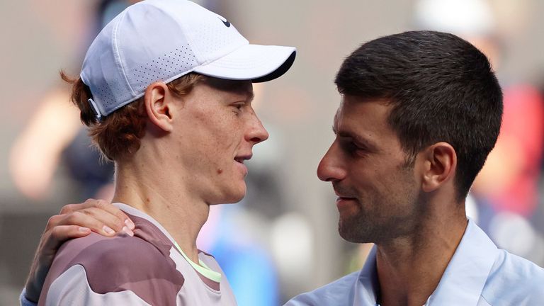 Novak Djokovic (r.) hat eine klare Meinung zu Jannik Sinner.