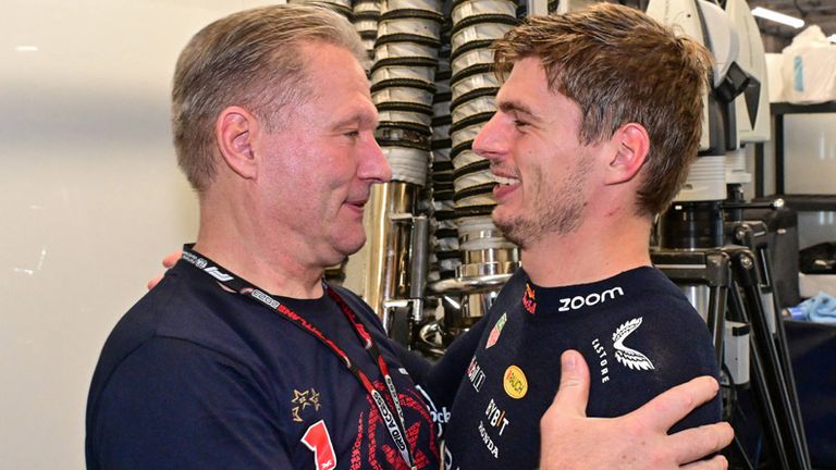 Jos Verstappen (l.) ist davon überzeugt, dass die Kritik am Fahrstil seines Sohnes Max (r.) keine Auswirkungen auf dessen Verhalten haben wird. 