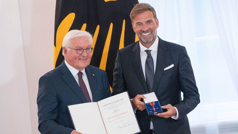 Frank-Walter Steinmeier überreichte am 1. Oktober den Bundesverdienstorden an Jürgen Klopp. 