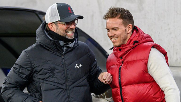 Bekamen es in der Vergangenheit in der Champions League miteinander zu tun: Bundestrainer Julian Nagelsmann (r.) und der baldige RB-Fußballchef Jürgen Klopp (l.).