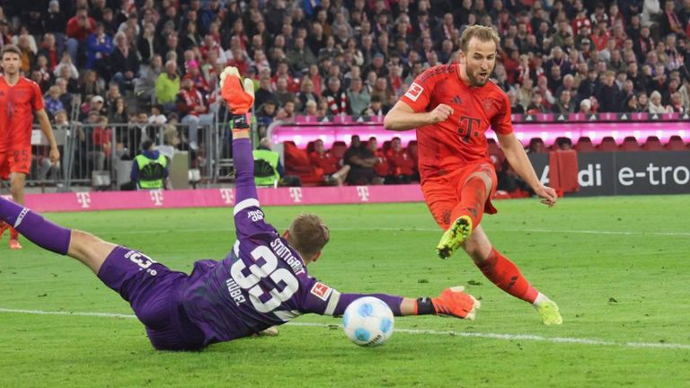 Harry Kane führt den FC Bayern mit einem Dreierpack gegen den VfB Stuttgart zum Heimsieg.