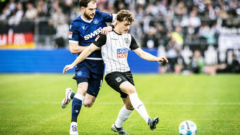 Karlsuhes Budu Zivzivadze (l.) bedrängt Ulms Maurice Krattenmacher.