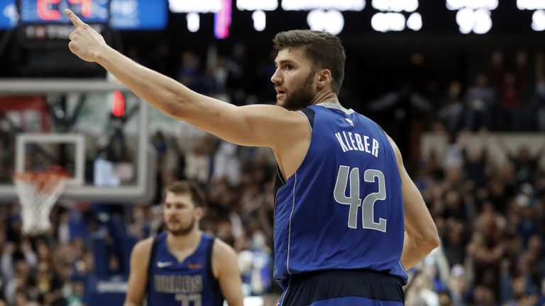 Der deutsche NBA-Profi Maximilian Kleber (r.) feiert den ersten Saisonsieg  mit den Mavs gegen die San Antonio Spurs.