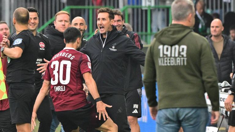 Jubel bei Miroslav Klose: Der 1. FC Nürnberg gewinnt souverän gegen Greuther Fürth.