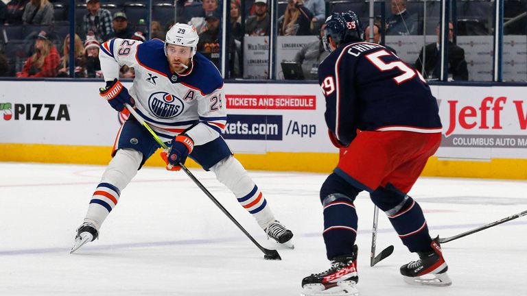 Leon Draisaitl (l.) und die Edmonton Oilers müssen die nächste Niederlage in der NHL einstecken. 