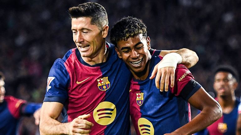 Robert Lewandowski (l.) bejubelt mit Barca-Teamkollege Lamine Yamal einen seiner zwei Treffer.