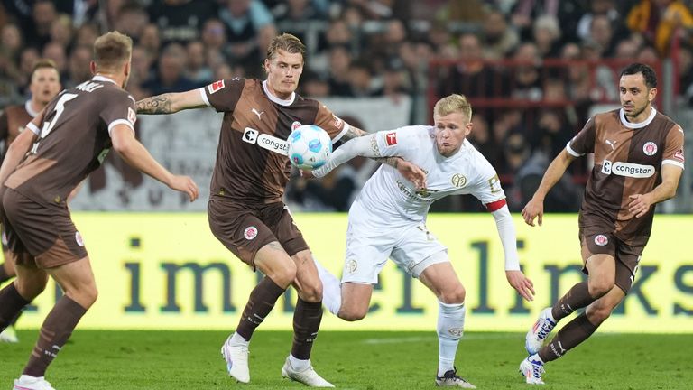 Jonathan Burkardt (m.) spielt seit 2018 für den FSV Mainz 05.