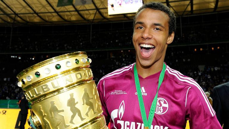 Joel Matip gewann mit Schalke 04 in der Saison 2010/11 den DFB-Pokal.