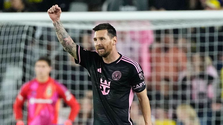 Lionel Messi leitet kurz vor der Pause  den Sieg gegen Columbus Crew ein.