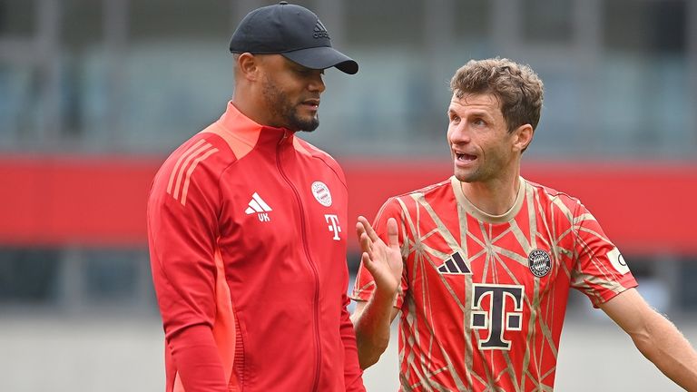 Thomas Müller (r.) im Gespräch mit Bayern-Trainer Vincent Kompany.