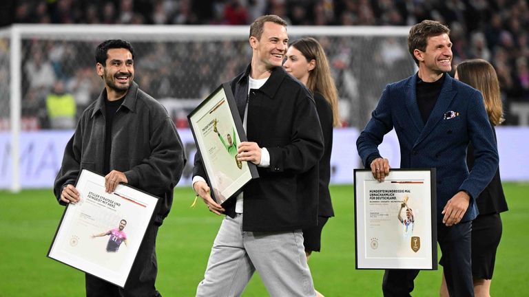 Ilkay Gündogan (l-r), Manuel Neuer und Thomas Müller werden vor dem Duell gegen die Niederlande verabschiedet.