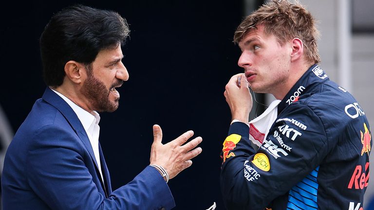 FIA-Präsident Mohammed Ben Sulayem (l.) im Gespräch mit Max Verstappen.