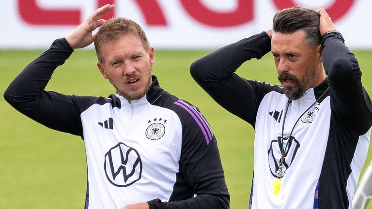 Bundestrainer Julian Nagelsmann (r.) und sein Trainerteam gehen mit der DFB-Mannschaft eine komplizierte Vorbereitung an.