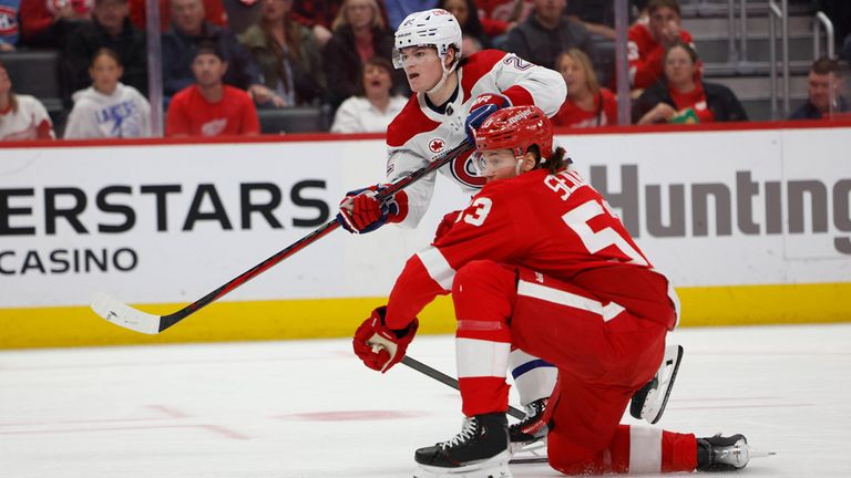 Moritz Seider (r./ hier im Spiel gegen die Montreal Canadiens) legt bei der Niederlage der Detroit Red Wings gegen die Winnipeg Jets zwei Tore auf. 