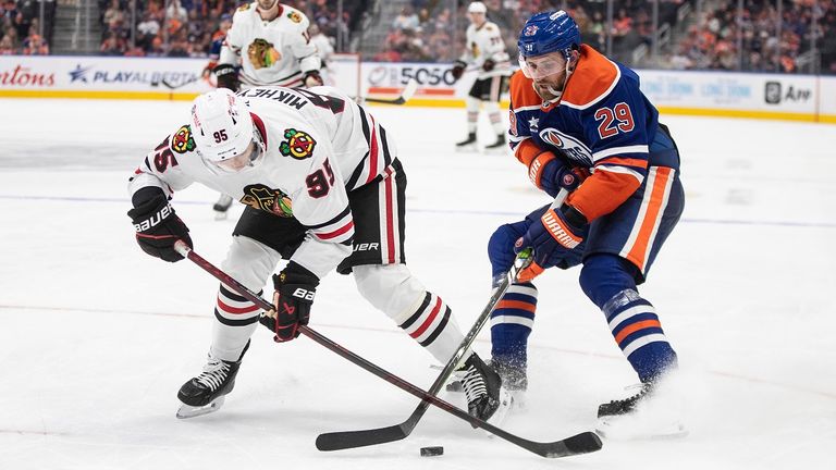 Leon Draisaitl (r.) und die Edmonton Oilers verlieren auch gegen die Chicago Blackhawks.