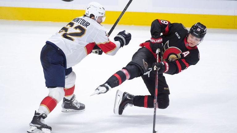 Tim Stützle (r./ hier im Spiel gegen die Florida Panthers) legt beim 8:1-Sieg der Ottawa Senators über die St. Louis Blues ein Vier-Punkte-Spiel hin.