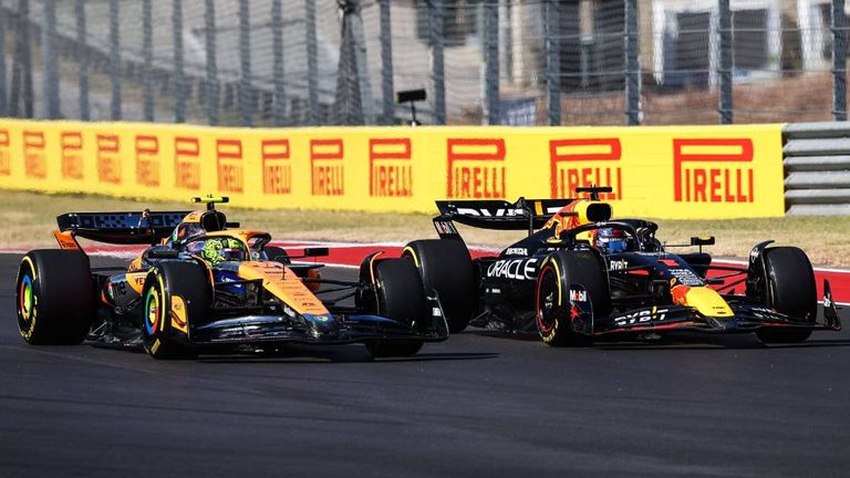 Lando Norris (l.) und Max Verstappen liefern sich einen spannenden Fight um die WM-Krone.