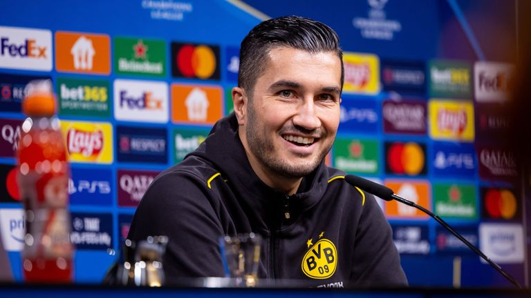 BVB-Trainer Nuri Sahin stellt sich vor dem Champions League-Spiel den Fragen der Journalisten.