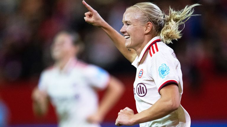 Pernille Harder feiert mit dem FC Bayern einen 5:2-Auftaktsieg gegen den FC Arsenal.