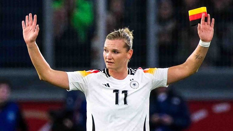 Alexandra Popp verabschiedet sich bei den Fans der deutschen Nationalmannschaft.