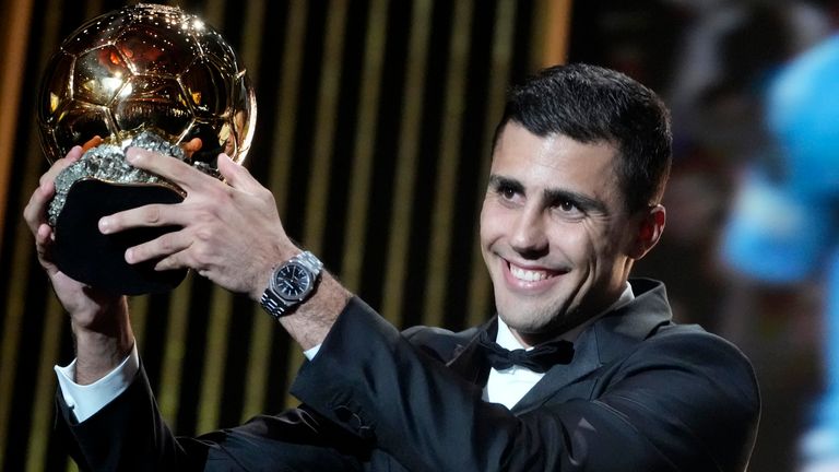 Rodri gewinnt den Ballon d'Or 2024 vor Vinicius Junior und Dani Carvajal. 