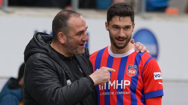 Stürmer Tim Kleindienst (r.) war vergangene Saison noch Schützling von Heidenheims Trainer Frankfurt Schmidt. 