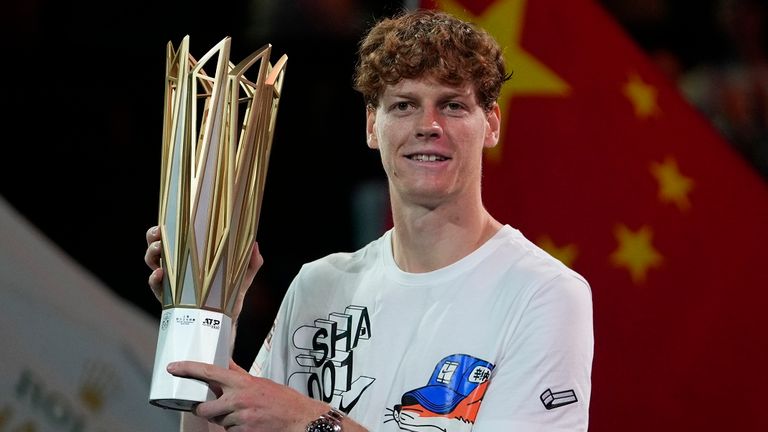 Jannik Sinner mit der Trophäe von Shanghai in den Händen.