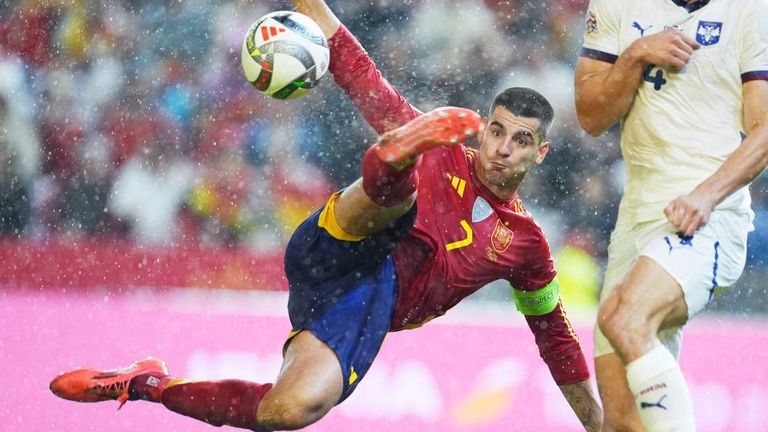 Alvaro Morata erzielt im Nations-League-Spiel gegen Serbien ein Tor für Spanien.