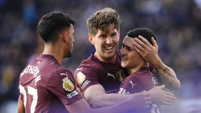 John Stones köpft Manchester City zum Last-Minute-Auswärtssieg.