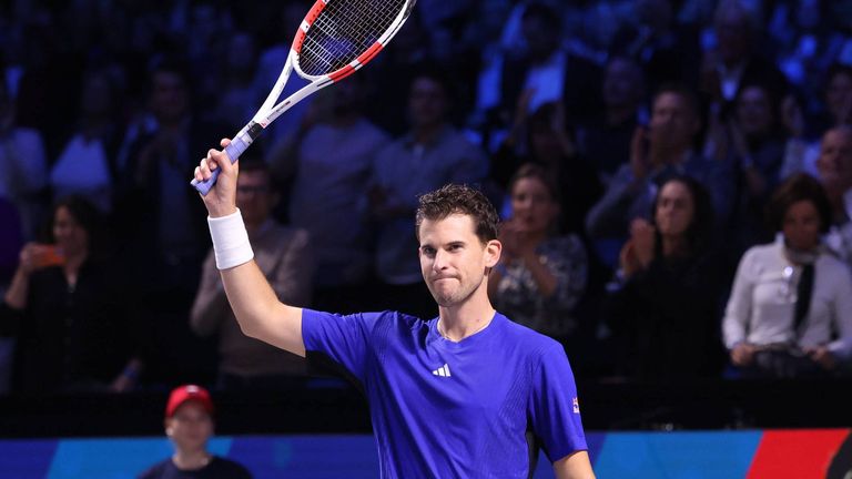 Dominic Thiem beim einschlagen vor Spielbeginn, bedankt sich für den Applaus.