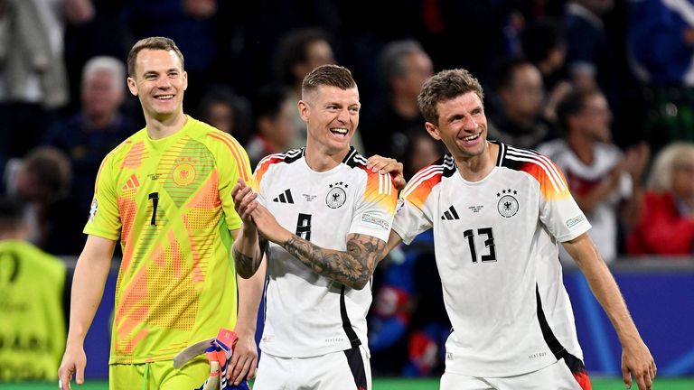 Beim Nations-League-Spiel gegen Holland werden Ex-DFB-Spieler Manuel Neuer, Toni Kroos und Thomas Müller (v. l.) mit einer Choreo gewürdigt.