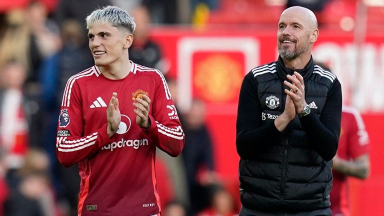 United-Trainer Erik ten Hag (r.) freut sich mit Alejandro Garnacho.