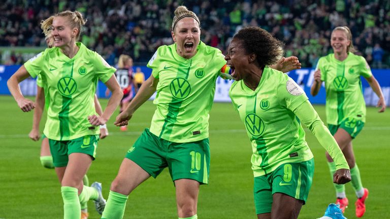 Der VfL Wolfsburg besiegt den FC Bayern in der Frauen-Bundesliga.