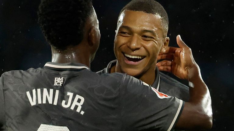 Reals Kylian Mbappe jubelt mit seinem Teamkollegen Vinicius Junior.